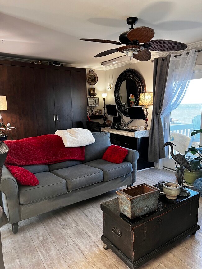 Foto del edificio - 2306 Emerald Dr