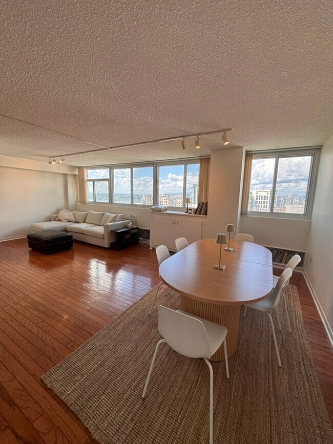 Building Photo - 500 Laurier Ave W