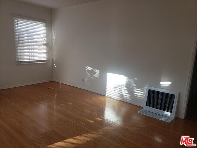 Foto del edificio - 8024 Regis Way
