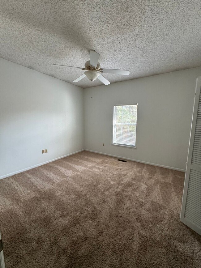 Foto del edificio - Lakewood Commons Available Now!