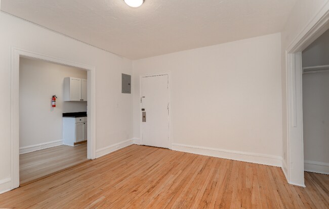 Foto del edificio - 8302 Lake Ave