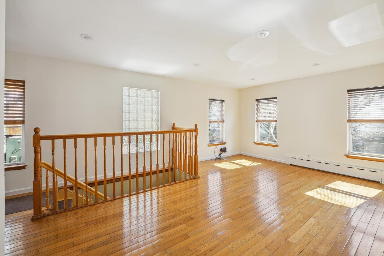 Primary Photo - 108 Hutton St