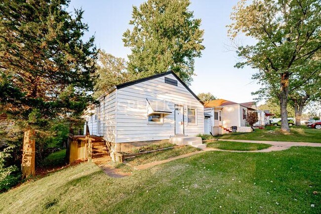 Building Photo - 7425 Greenport Dr