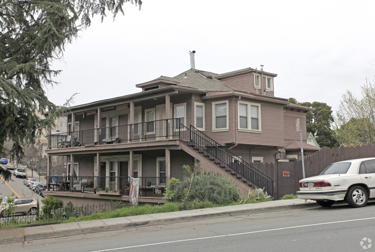 Building Photo - 201 Oakland Ave