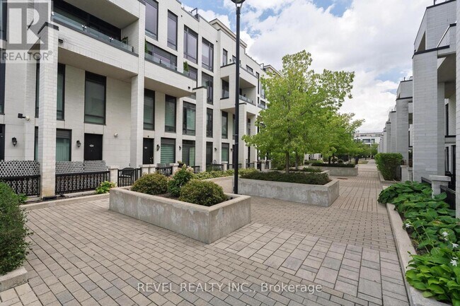 Building Photo - 136 Widdicombe Hill Blvd