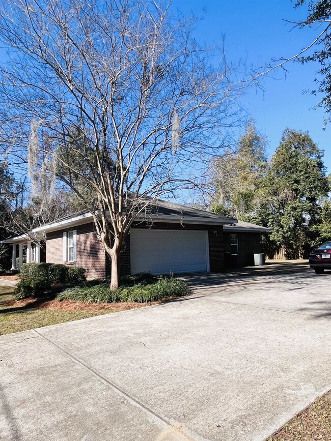 Building Photo - 1000 Cherry Laurel St