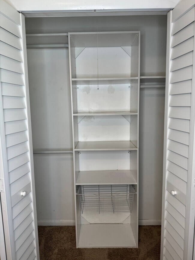 Foto del edificio - 8229 Frost St N