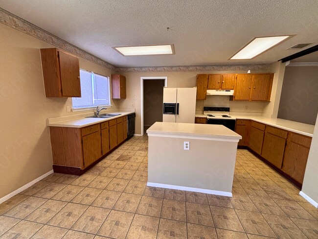 Building Photo - Move-In Special. ½ off the first full month's rent with a 12-month lease.