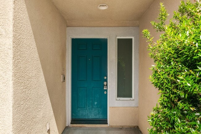 Foto del edificio - NEWLY RENOVATED! Central A/C, 2-Car Garage...