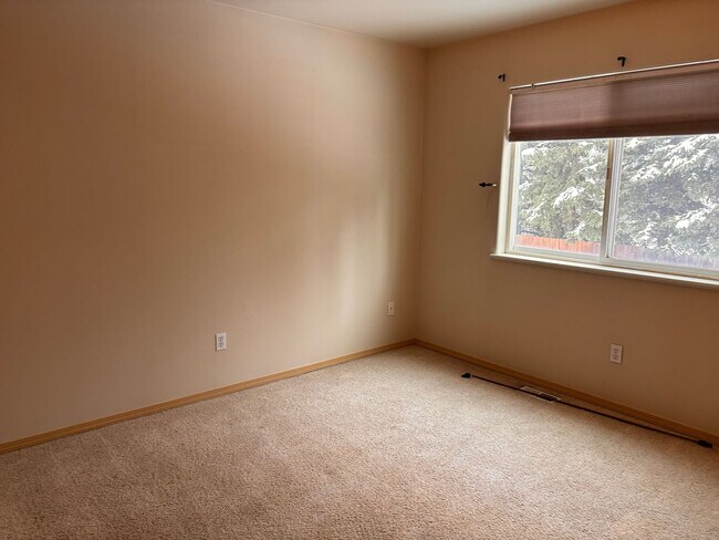 Building Photo - Beautiful and spacious East Anchorage home