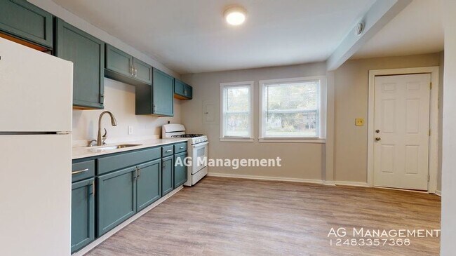 Building Photo - 2215 Delton Ct