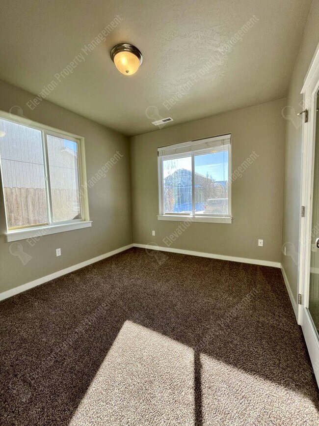 Building Photo - Rare 5 BR home in Southwest Redmond