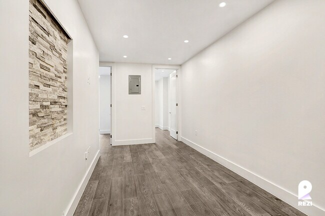 Building Photo - 603 Academy St