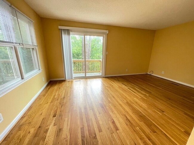 Building Photo - Large updated 4br 3.5ba duplex w/ parking ...