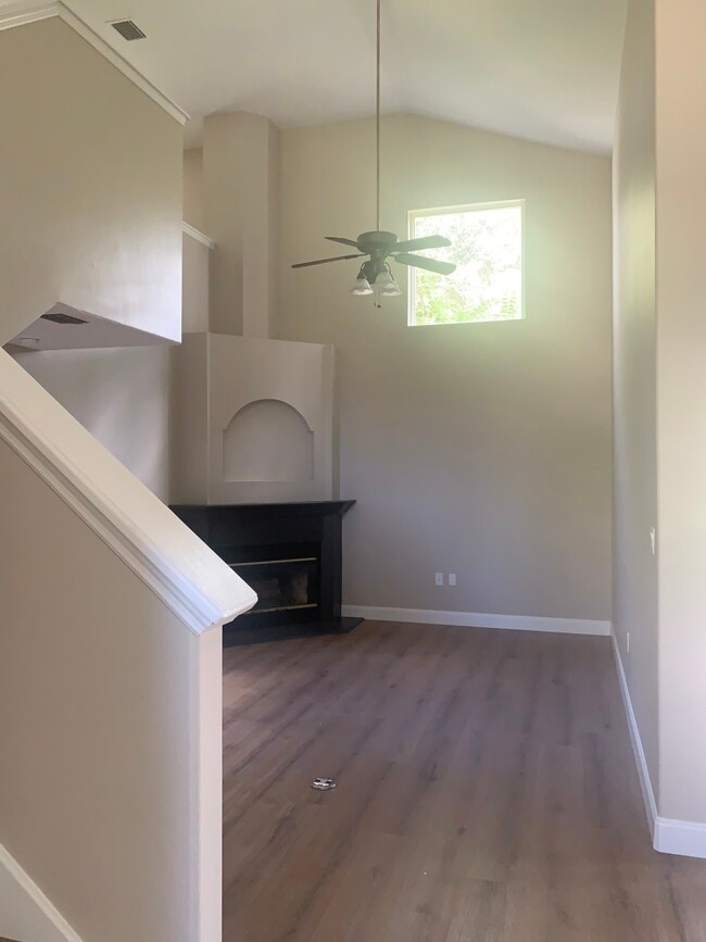 Building Photo - 11021 Versailles Blvd