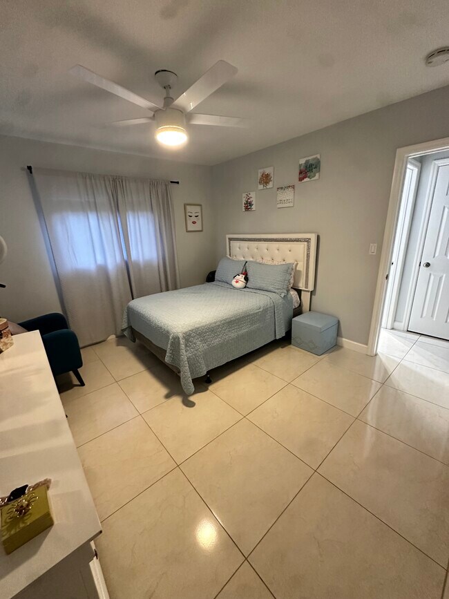 Foto del edificio - 137 NE 10th St