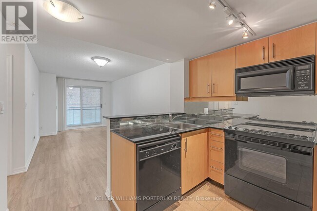 Photo du bâtiment - 300-300 Bloor St E