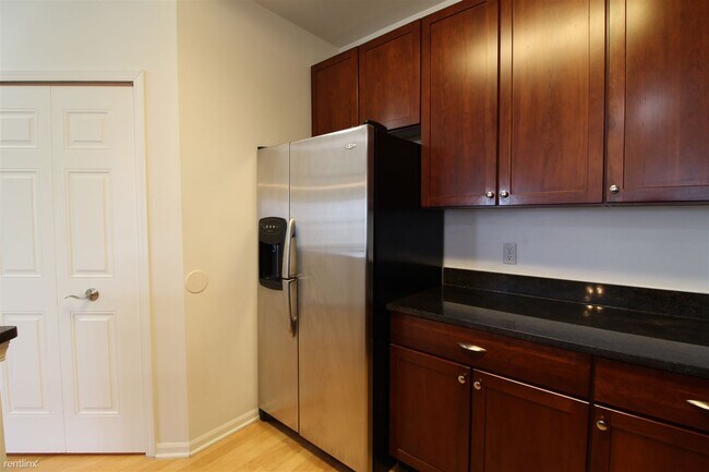 Building Photo - 3 br, 2 bath Condo - 826 W Summerfield Gle...