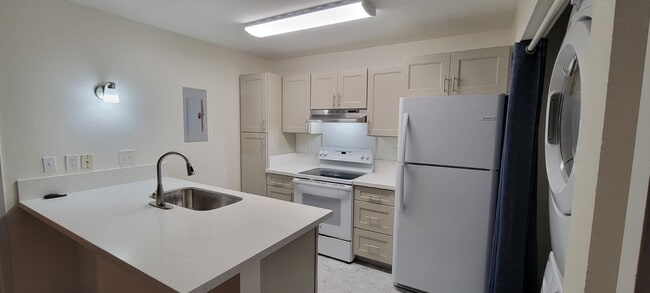 Building Photo - 383 Mananai Pl