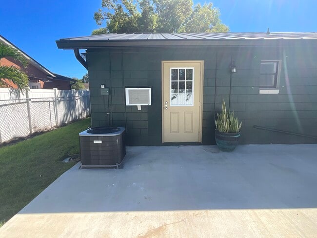 Building Photo - 221 La Paz Dr