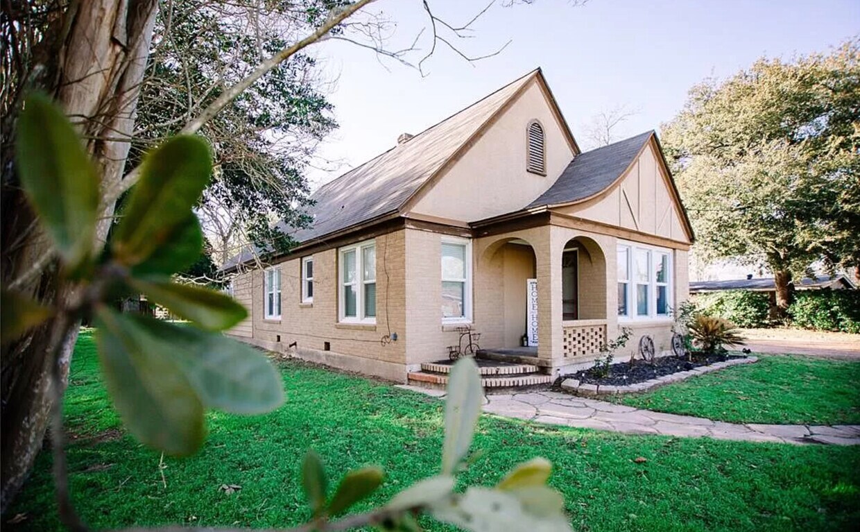 Primary Photo - 2002 Milam St