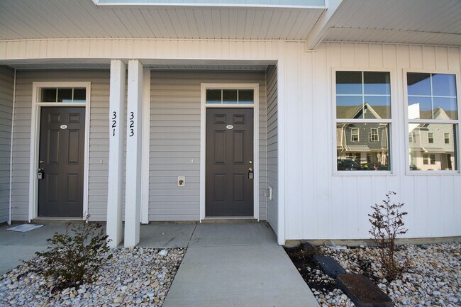 Building Photo - Gorgeous 2 Bedroom Townhome in Beachside Village