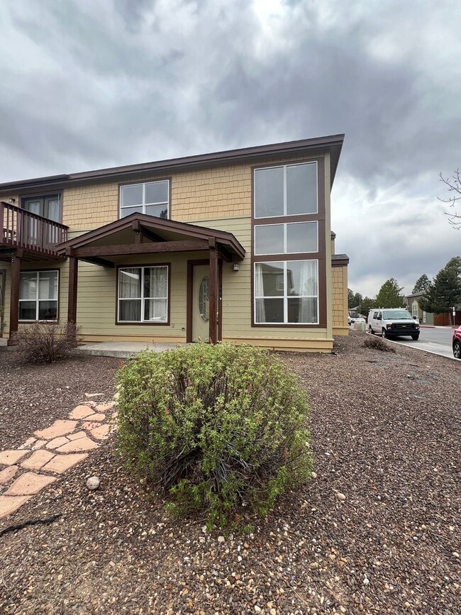 Building Photo - $250 OFF MAY RENT! 4 Bedroom house PLUS a ...