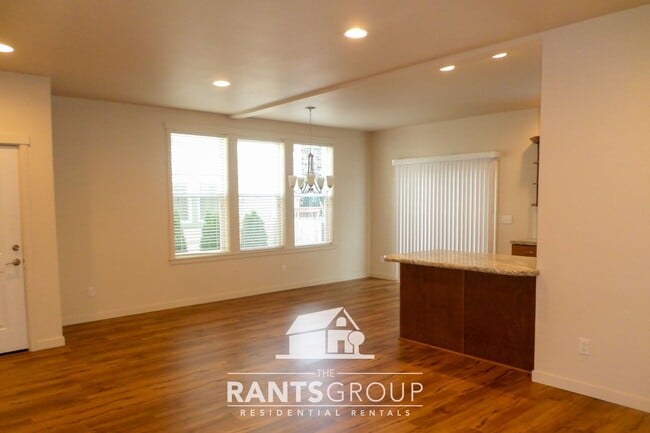 Building Photo - 837R