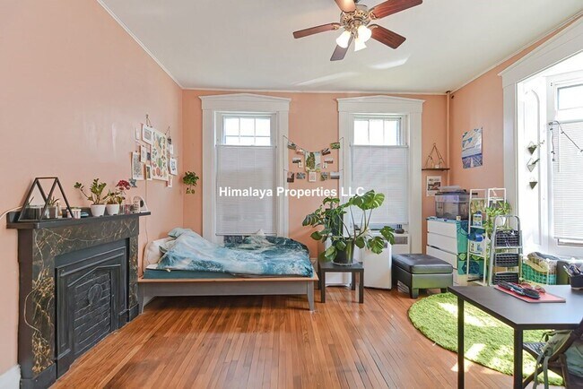 Foto del edificio - Central Mission Hill Location. Steps from ...