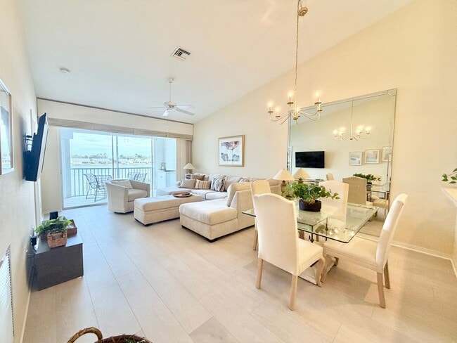 Foto del edificio - ** CROWN POINTE SHORES ** 2 BED + DEN / 2 BATH - GARAGE - TURNKEY FURNISHED - ANNUAL RENTAL