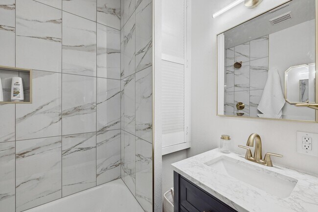 Baño nuevo - 2802 Whitis Avenue