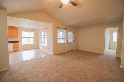 Foto del edificio - Cute, clean 2 bedroom upstairs apartment with balcony.