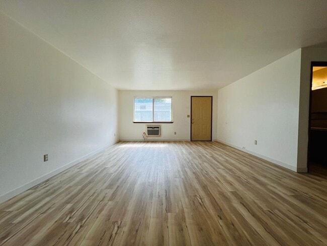 Foto del edificio - Non-Refundable & Security Deposit Total: $1300.00