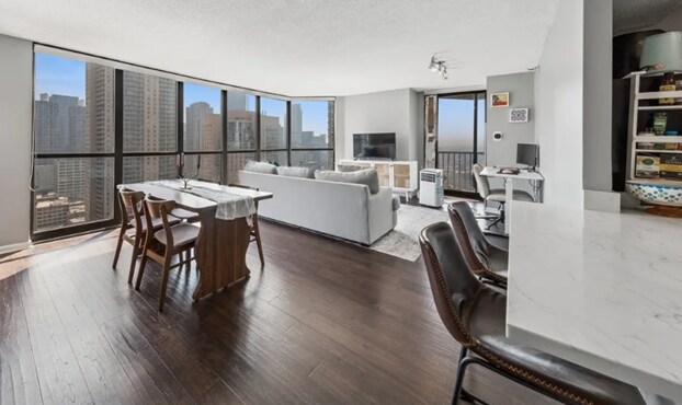 Building Photo - 10 E Ontario St