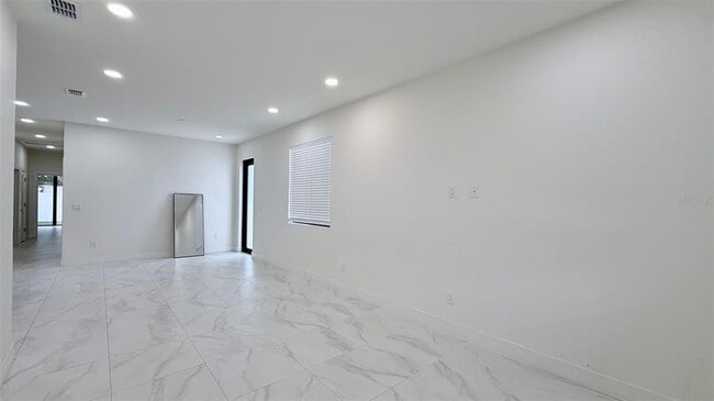 Building Photo - 4106 N Thatcher Ave