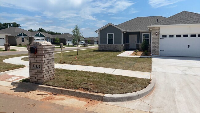 Foto del edificio - 3 Bedroom 2 Bathroom 2 Car Garage Home in ...
