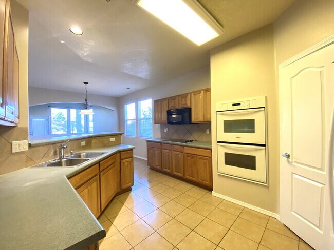 Foto del edificio - Corner Lot - 3 Car Garage -Enchanted Hills