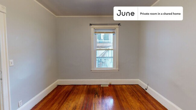 Foto del edificio - Private bedroom in 4 bed/1 bath Home