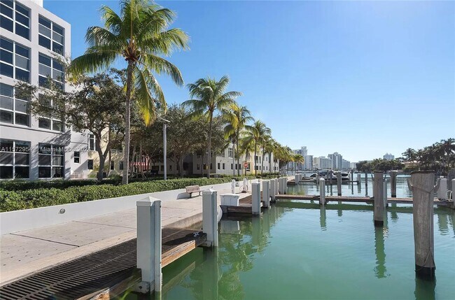 Building Photo - 6101 Laguna Dr W