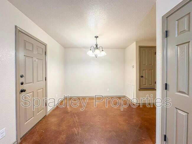 Building Photo - 619B Karey Dr