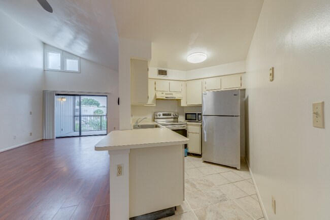 Building Photo - 4004 Atrium Dr