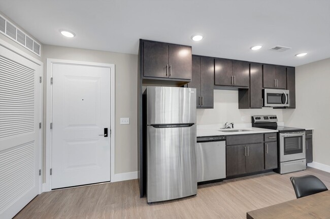 Building Photo - 707 W Springfield Ave