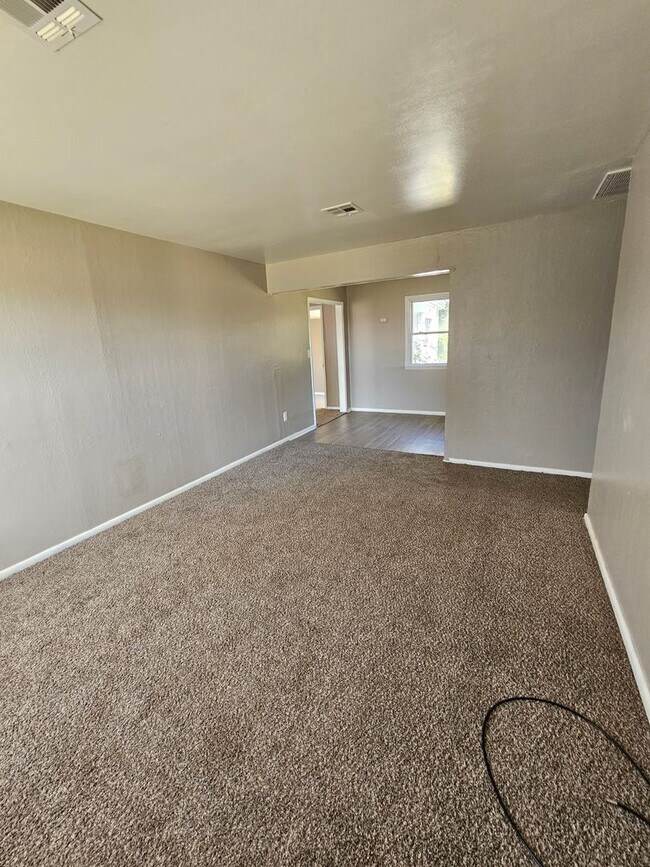 Foto del edificio - 4 Bedroom House Available now in Del City