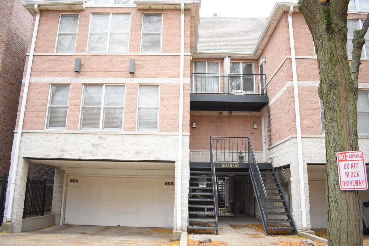 Primary Photo - 2851 N Southport Ave