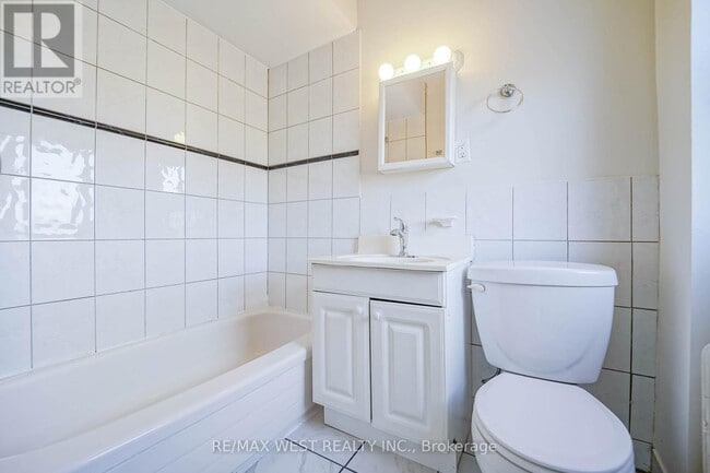 Building Photo - 818 The Queensway