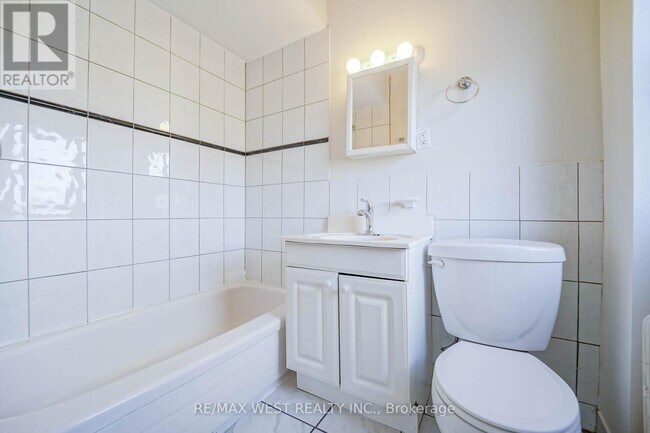 Photo du bâtiment - 818A THE QUEENSWAY