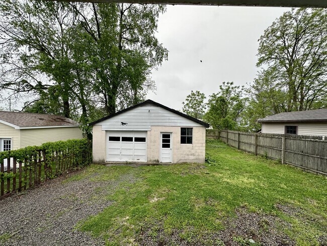 Building Photo - 928 Temple Ave