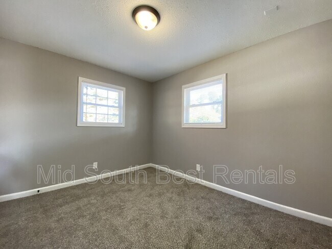 Foto del edificio - 7107 Redwood Dr