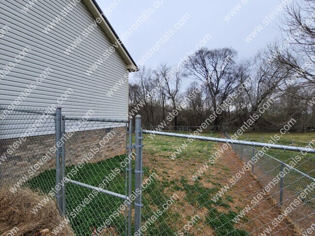 Building Photo - Modern Convenience and Natural Beauty