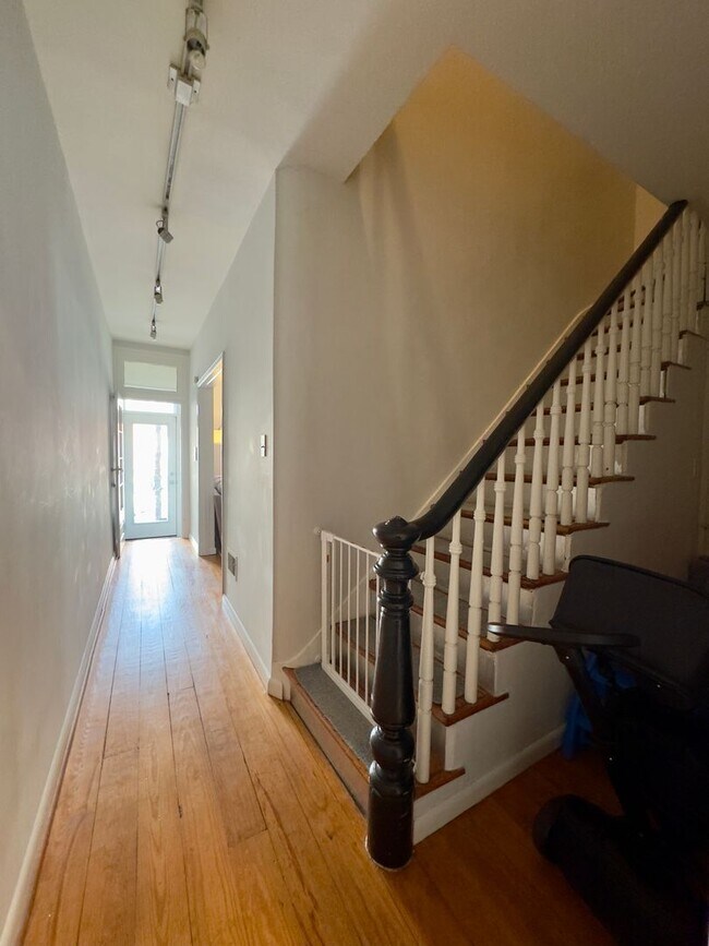 Foto del edificio - Charming 2-Bedroom Townhome with Fenced Ya...